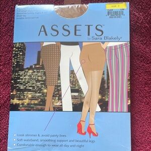 Assets by Sara Blakely Full Length Bodyshaping Pantyhose. NWT. Nude Size 2.
